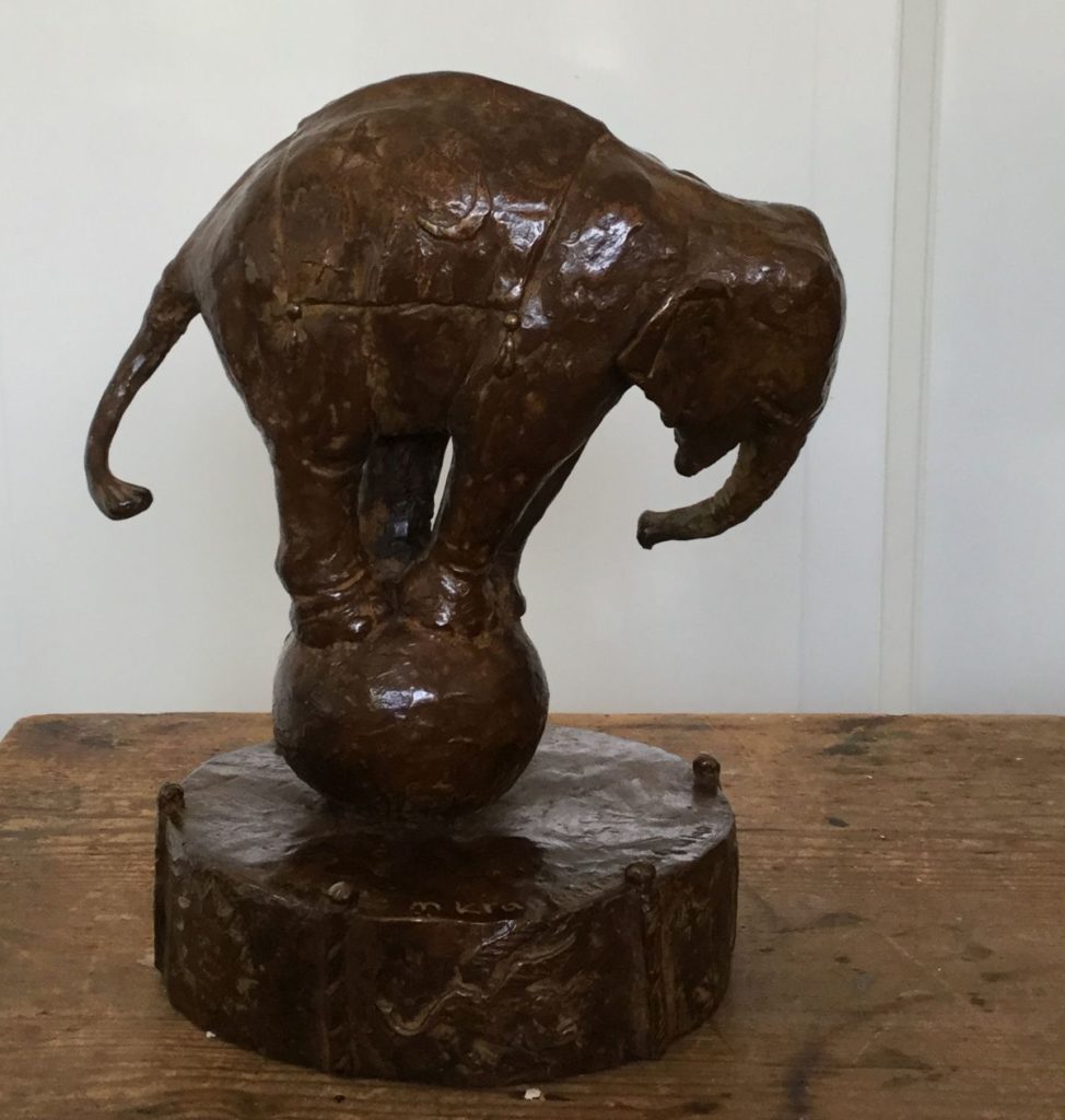 Schilderijen te koop van kunstschilder M. Kranendonk Dancing Elephant brons, 26 x 26 x 24 cm, Expositie Galerie Wijdemeren Breukeleveen