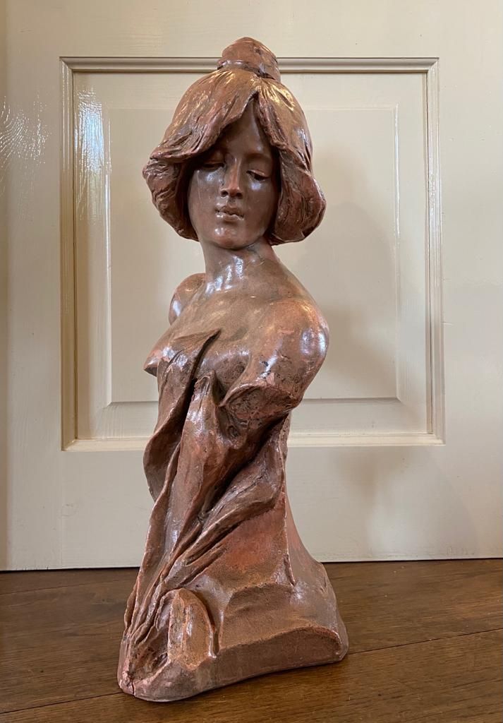 Kunst te koop bij Galerie Wijdemeren van kunstschilder en beeldhouwer Ben Walrecht Buste van een elegante dame keramiek/aardewerk, ca. 57 cm hoog
