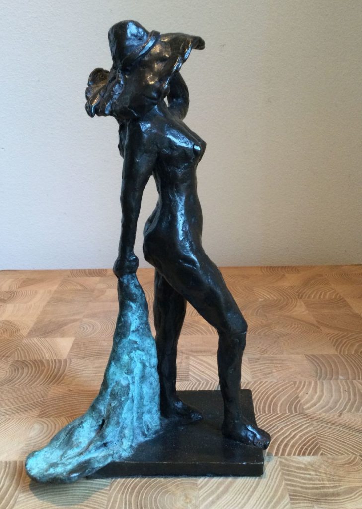 Kunst te koop bij Galerie Wijdemeren van kunstschilder Ben Hosman Naakte dame met zonnehoed brons, ca. 24.5 x 14.5 x 8.5 cm gesigneerd op voet